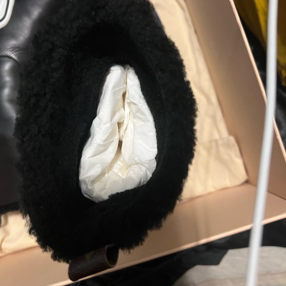 LOUIS VUITTON
Calfskin Shearling LV Archlight Sneaker HalfBoots 37 1/2Blk/Blue - Picture 2 of 7